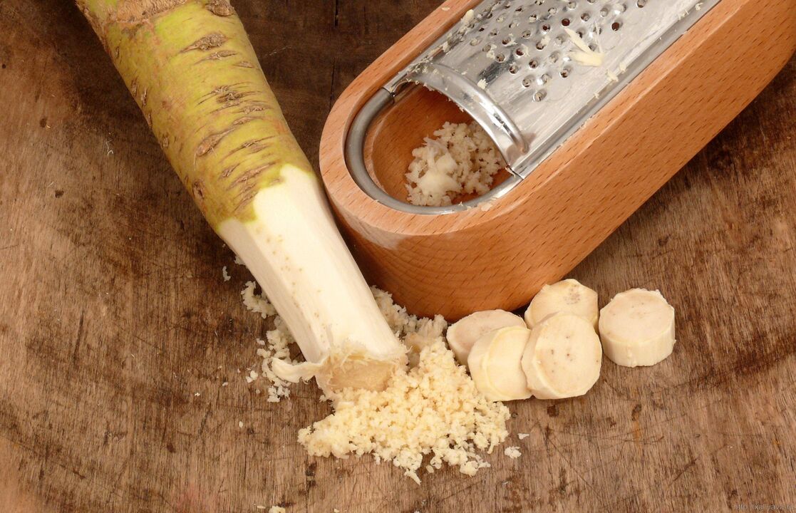 Raíz de rábano picante ralado para preparar un frote medicinal para a osteocondrose lumbar