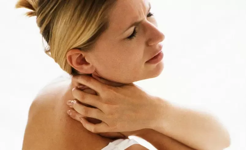 dor no pescozo debido á osteocondrose